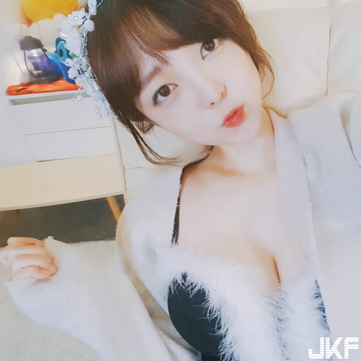 濃醇香…「美嫩爆乳妹」鏡頭前狂搖奶！這乳量搖晃幅度太狂