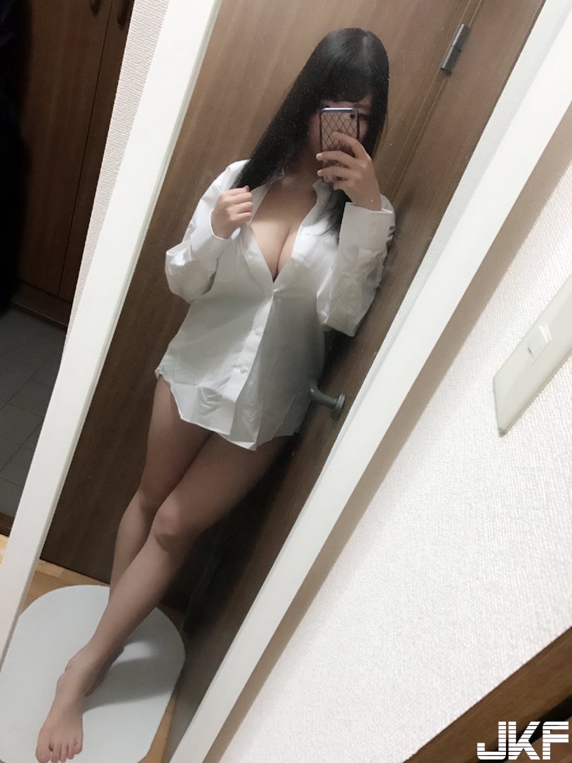 網路瘋傳「J罩杯女警奶妹」巨乳視角超兇悍！釦子差點爆開的畫面太養眼了