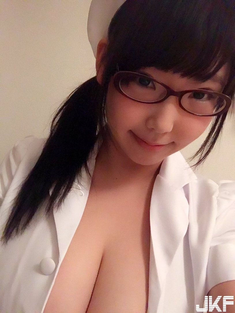 網路瘋傳「J罩杯女警奶妹」巨乳視角超兇悍！釦子差點爆開的畫面太養眼了