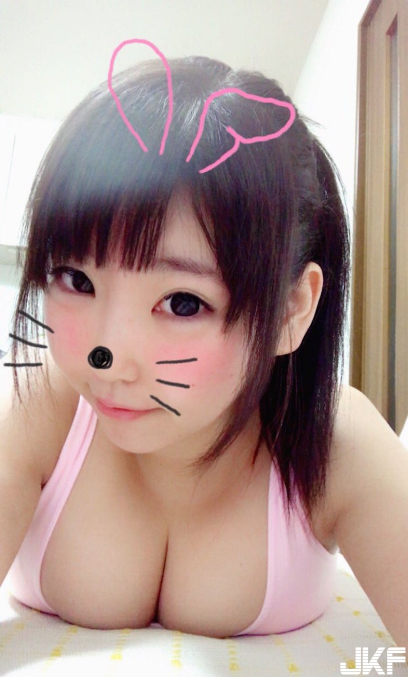 網路瘋傳「J罩杯女警奶妹」巨乳視角超兇悍！釦子差點爆開的畫面太養眼了