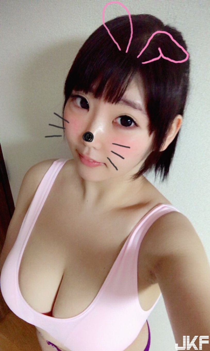 網路瘋傳「J罩杯女警奶妹」巨乳視角超兇悍！釦子差點爆開的畫面太養眼了