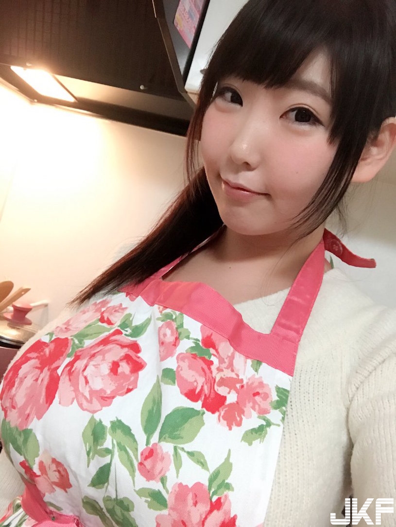 網路瘋傳「J罩杯女警奶妹」巨乳視角超兇悍！釦子差點爆開的畫面太養眼了