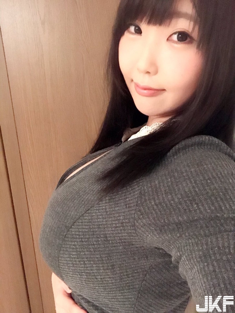 網路瘋傳「J罩杯女警奶妹」巨乳視角超兇悍！釦子差點爆開的畫面太養眼了