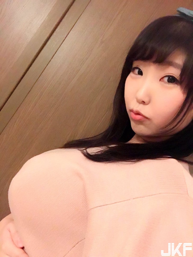 網路瘋傳「J罩杯女警奶妹」巨乳視角超兇悍！釦子差點爆開的畫面太養眼了