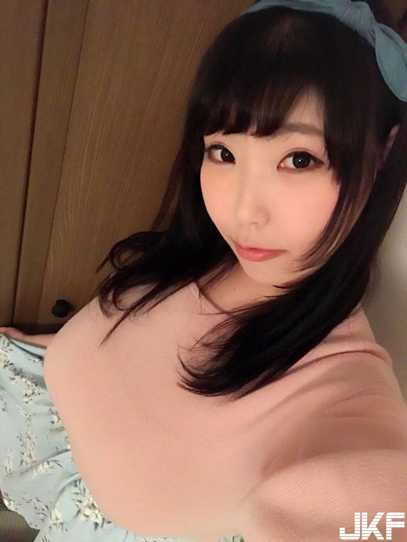 網路瘋傳「J罩杯女警奶妹」巨乳視角超兇悍！釦子差點爆開的畫面太養眼了