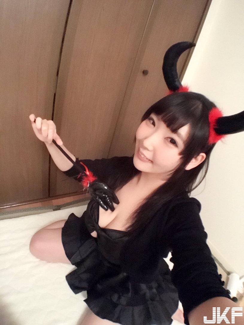 網路瘋傳「J罩杯女警奶妹」巨乳視角超兇悍！釦子差點爆開的畫面太養眼了