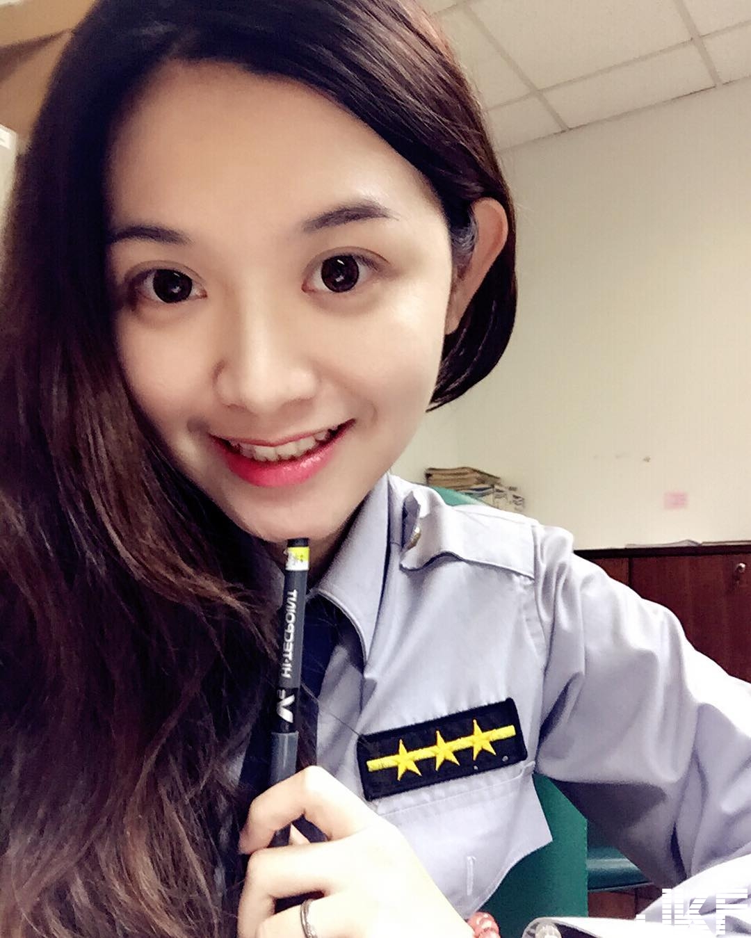 台灣亮麗女警曬「性感制服」照引瘋傳！自曝「制服太緊」大爆扣！實在太兇了…