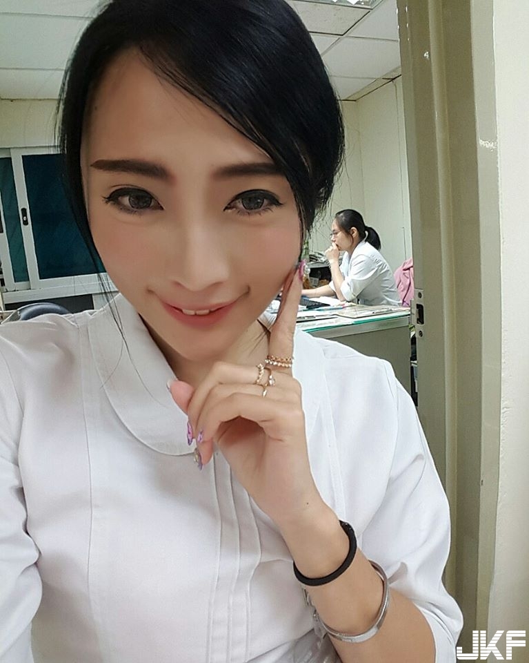 嗆辣護理師號稱「打針最厲害」！下班後白衣一脫拍攝「大尺度爆乳」照&#8230;