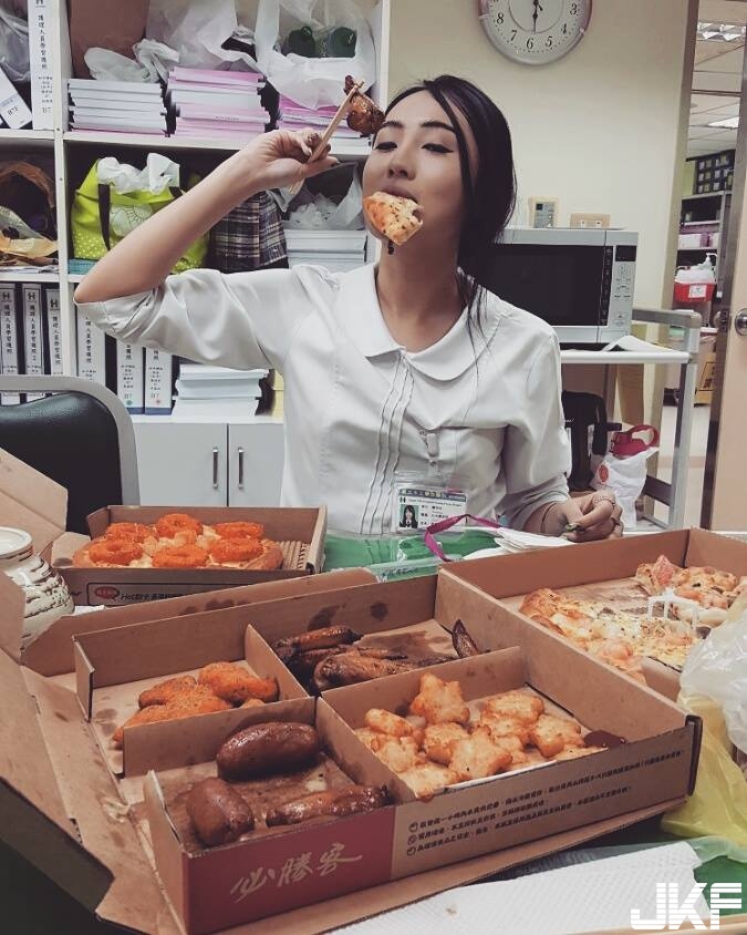 嗆辣護理師號稱「打針最厲害」！下班後白衣一脫拍攝「大尺度爆乳」照&#8230;