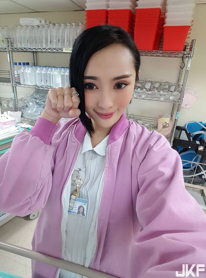 嗆辣護理師號稱「打針最厲害」！下班後白衣一脫拍攝「大尺度爆乳」照&#8230;