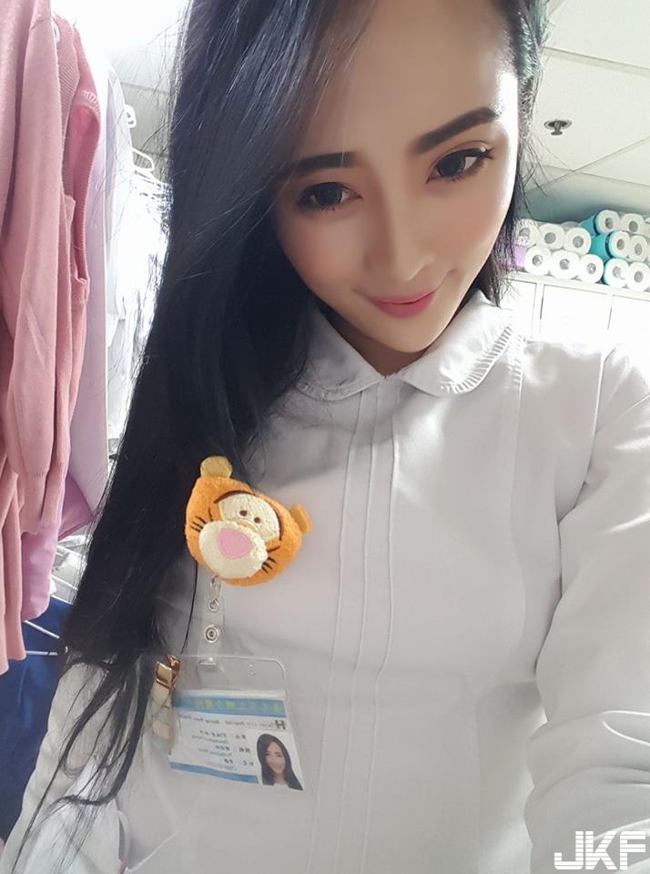 嗆辣護理師號稱「打針最厲害」！下班後白衣一脫拍攝「大尺度爆乳」照&#8230;