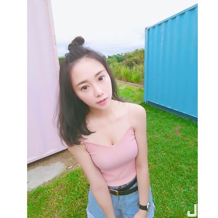 中科大地攤老闆娘好兇！性感低胸被稱「爆乳版宋智孝」！這不戀愛怎麼行…