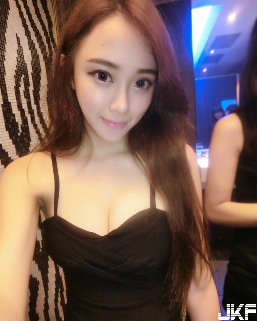 中科大地攤老闆娘好兇！性感低胸被稱「爆乳版宋智孝」！這不戀愛怎麼行…