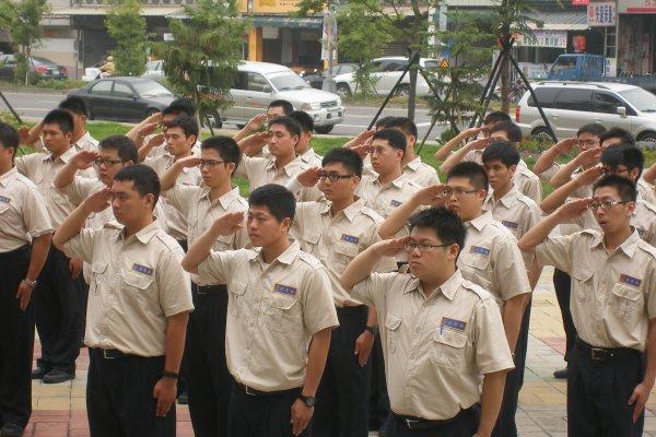 鍋鏟無雙&#8230;「八X雲集鍋貼店」有學長學弟制嗎？　且讓退伍大學長來揭密