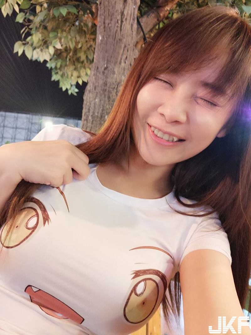 超狂！爆乳小隻馬「直播騎乘女上位」！扭動嬌喊手還往下摸&#8230;