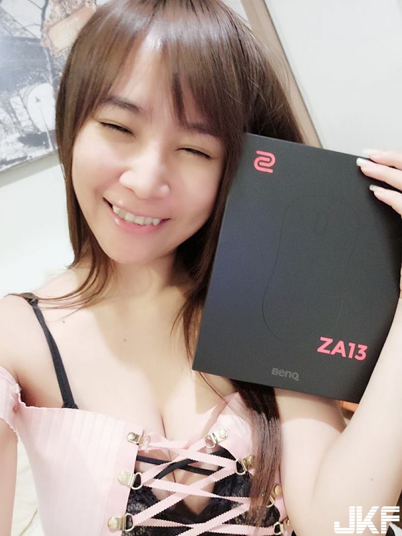 超狂！爆乳小隻馬「直播騎乘女上位」！扭動嬌喊手還往下摸&#8230;