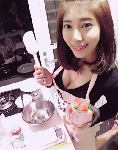 甜美「幼稚園老師」海量私照流出！長腿巨乳實況主&#8230;爸爸搶著送小孩上學啦
