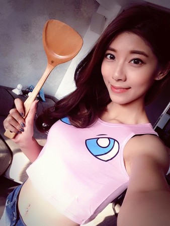 甜美「幼稚園老師」海量私照流出！長腿巨乳實況主&#8230;爸爸搶著送小孩上學啦