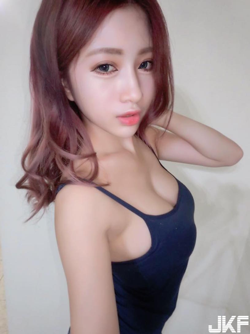 逼死人啊！爆乳胡綺「超迷人肉體」乳量實在太狂！犯規的「乳線條」叫人受不了…