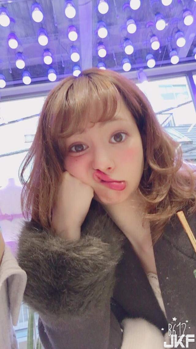 超甜美大眼「混血正妹」！扮鬼臉也可愛到讓人想打包回家養&#8230;