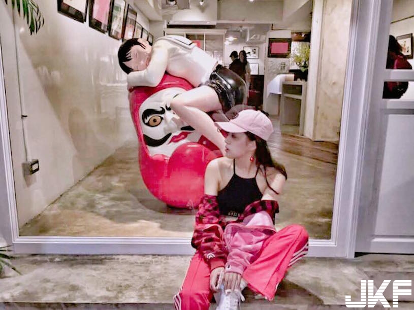 有夠猛！台中驚見「服飾店爆乳妹」都不戴胸罩！下雨天竟穿「比基尼上班」真的好狂…