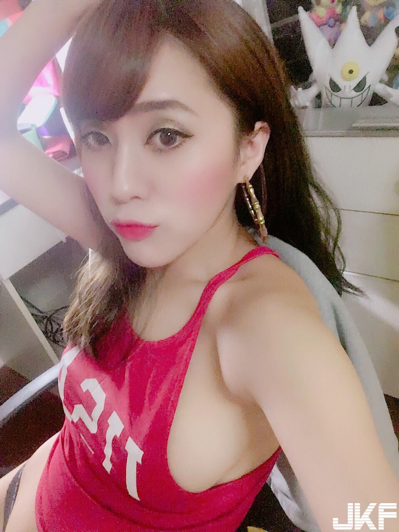 有夠猛！台中驚見「服飾店爆乳妹」都不戴胸罩！下雨天竟穿「比基尼上班」真的好狂…