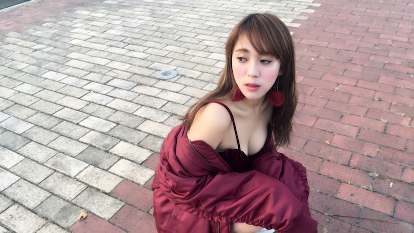有夠猛！台中驚見「服飾店爆乳妹」都不戴胸罩！下雨天竟穿「比基尼上班」真的好狂…