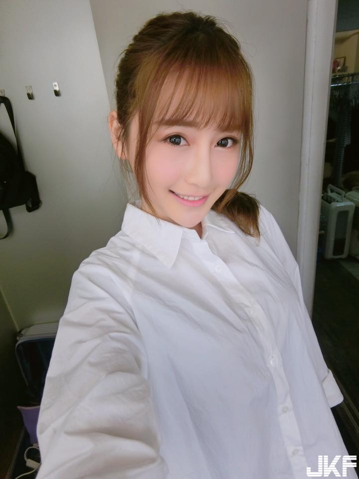 正妹直播主「招牌笑容」超電人！性感大玩「女警角色扮演」！粉絲大喊吃不消了…