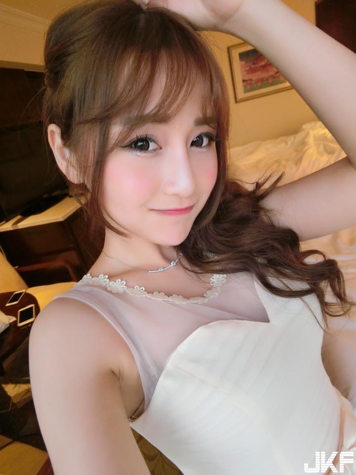 正妹直播主「招牌笑容」超電人！性感大玩「女警角色扮演」！粉絲大喊吃不消了…