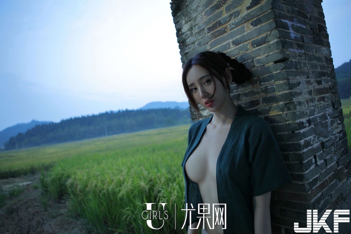 兒童不宜！爆乳鄉村妹「肚兜奶衣」美乳快掉出來！大尺度「邪惡畫面」沒有極限啊&#8230;