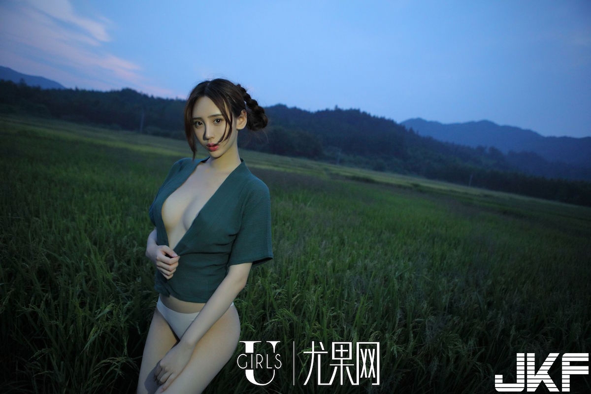 兒童不宜！爆乳鄉村妹「肚兜奶衣」美乳快掉出來！大尺度「邪惡畫面」沒有極限啊&#8230;