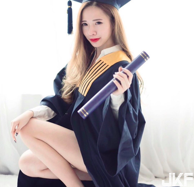 極品翹臀！「美乳學生妹」逆天長腿好犯規！超邪惡角度讓同學受不了…