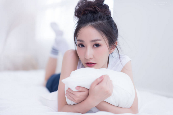 曼谷街頭驚見「天使甜心」！超激白+狠腰瘦讓人一看目光再也離不開