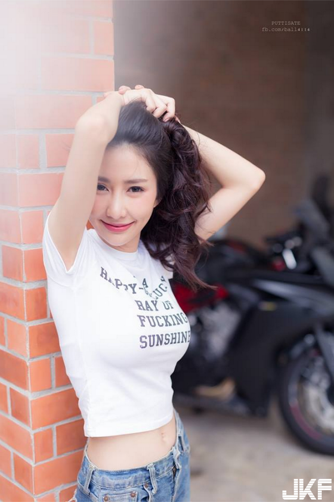 曼谷街頭驚見「天使甜心」！超激白+狠腰瘦讓人一看目光再也離不開