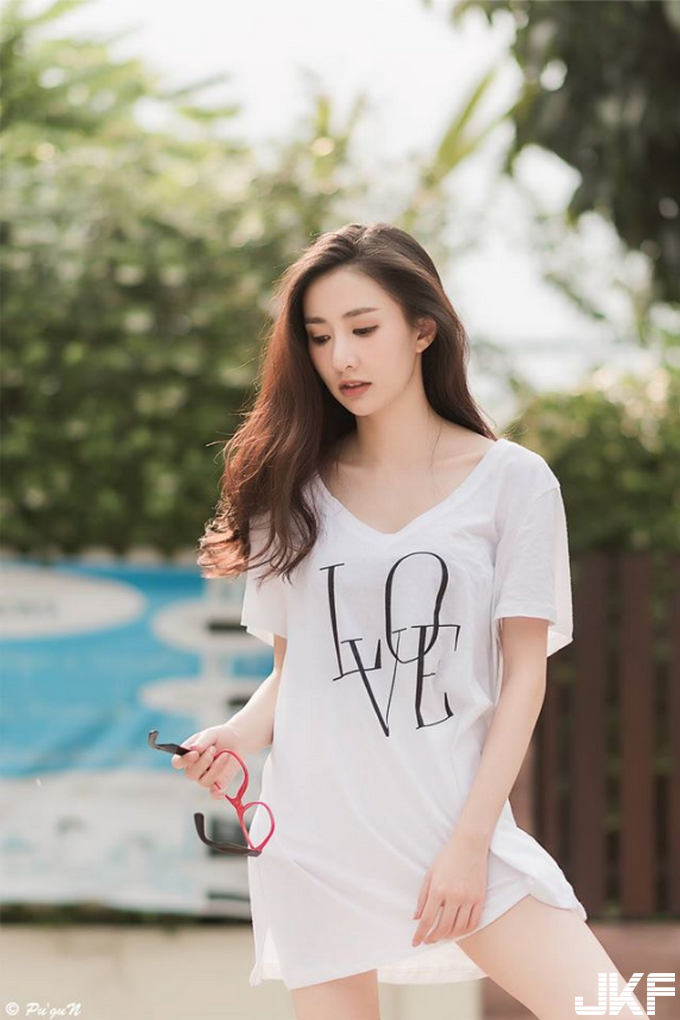 曼谷街頭驚見「天使甜心」！超激白+狠腰瘦讓人一看目光再也離不開