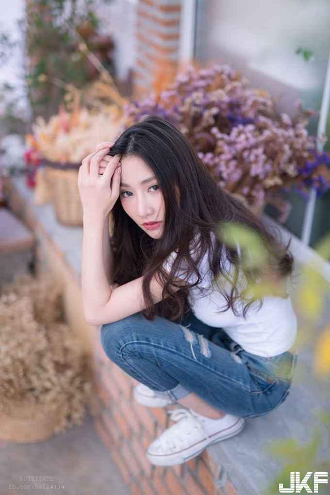 曼谷街頭驚見「天使甜心」！超激白+狠腰瘦讓人一看目光再也離不開