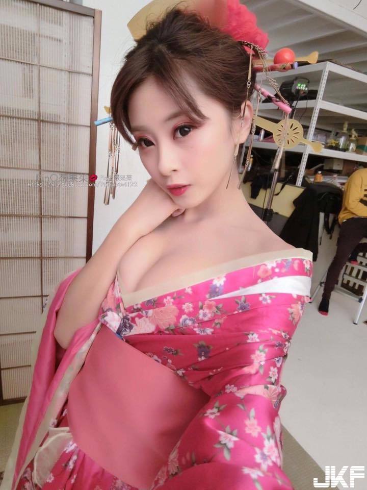 脫了！性感「美乳正妹」尺度大解放！比基尼快被炸開了啦…