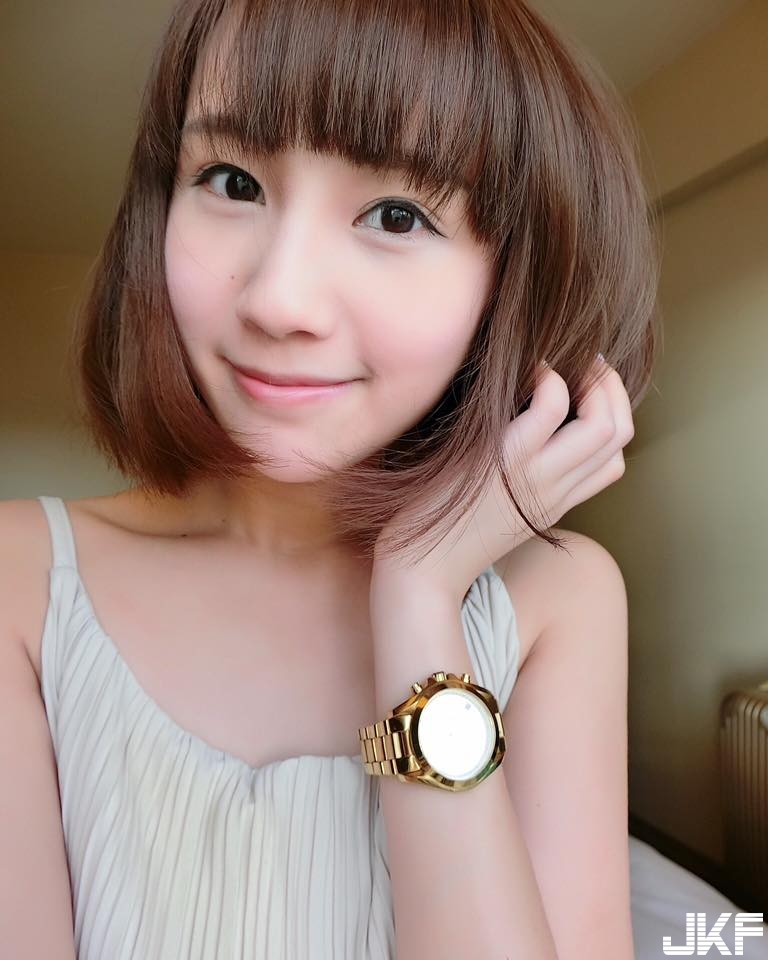 長髮路人、短髮女神！清純妹子挺「白皙嫩乳」前進海邊！「沙灘奶球」開打&#8230;
