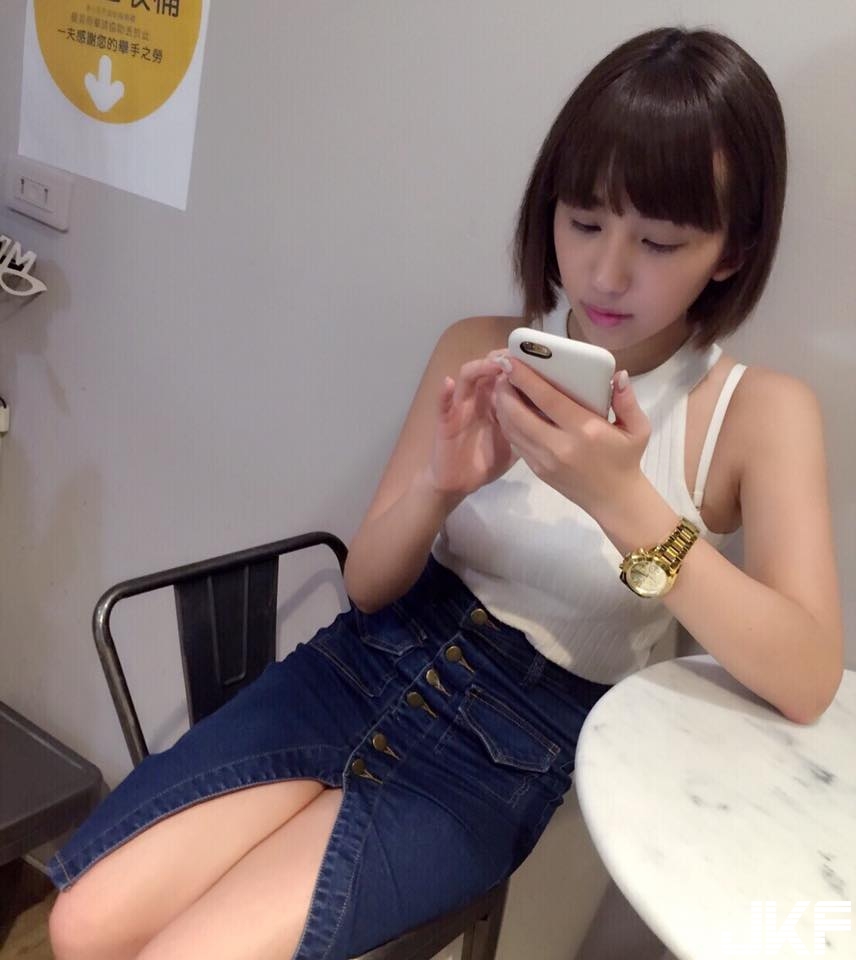 長髮路人、短髮女神！清純妹子挺「白皙嫩乳」前進海邊！「沙灘奶球」開打&#8230;