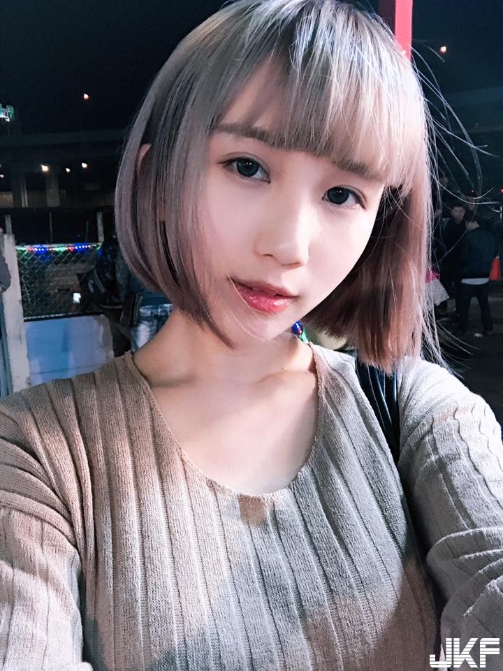 長髮路人、短髮女神！清純妹子挺「白皙嫩乳」前進海邊！「沙灘奶球」開打&#8230;