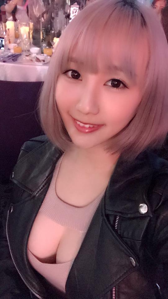 長髮路人、短髮女神！清純妹子挺「白皙嫩乳」前進海邊！「沙灘奶球」開打&#8230;