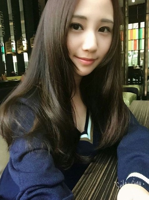 長髮路人、短髮女神！清純妹子挺「白皙嫩乳」前進海邊！「沙灘奶球」開打&#8230;