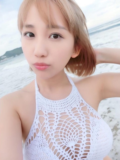 長髮路人、短髮女神！清純妹子挺「白皙嫩乳」前進海邊！「沙灘奶球」開打&#8230;