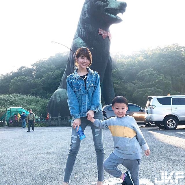 華航甜美正妹空姐Qbee張比比機上拍照　網友：製服變好撐喔！