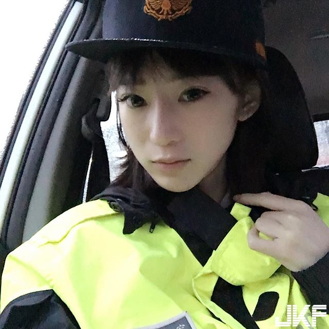 出沒在桃園！大眼正妹警察「Angel Lin」，制服底下竟有嫩白酥胸＋極細蠻腰：拜託逮捕我！