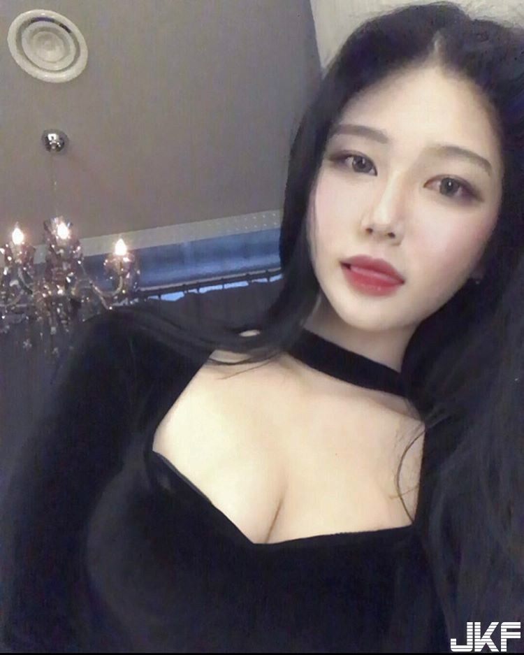 「人間凶器」太猛！自拍照一PO畫面撐破螢幕，「巨奶威力」果然無能人抵