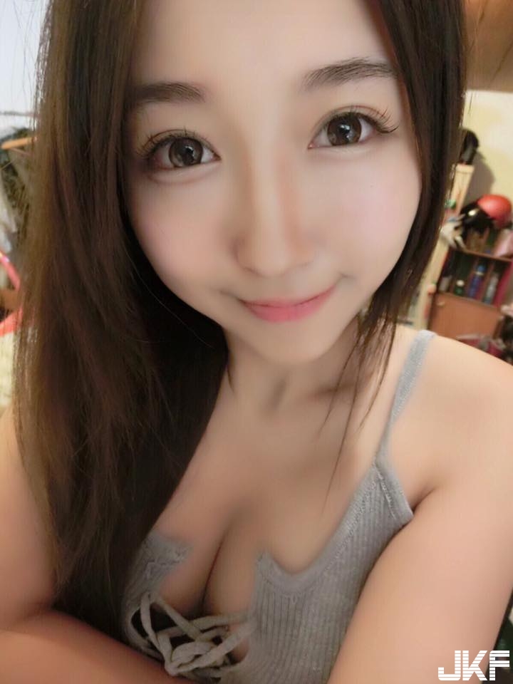 海量大女奶！正妹床上「擠乳自拍」狂放電！白嫩乳量太狂了…