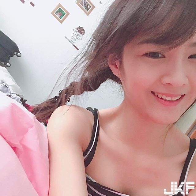 妹可以亂看，但找女朋友還是要挑這一款！高顏值小清新隱藏好身材，大馬校花正妹詩兒利