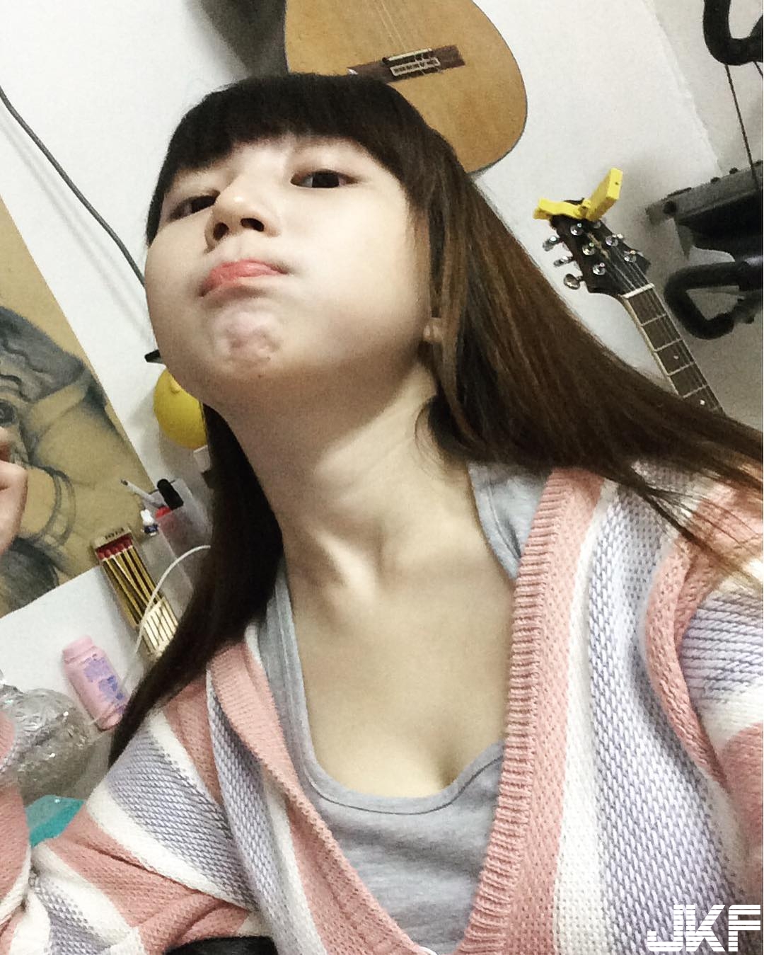 少女的發育不能等！巨乳學生妹「炸裂上衣」！內建「胸部平台」讓人簽名&#8230;