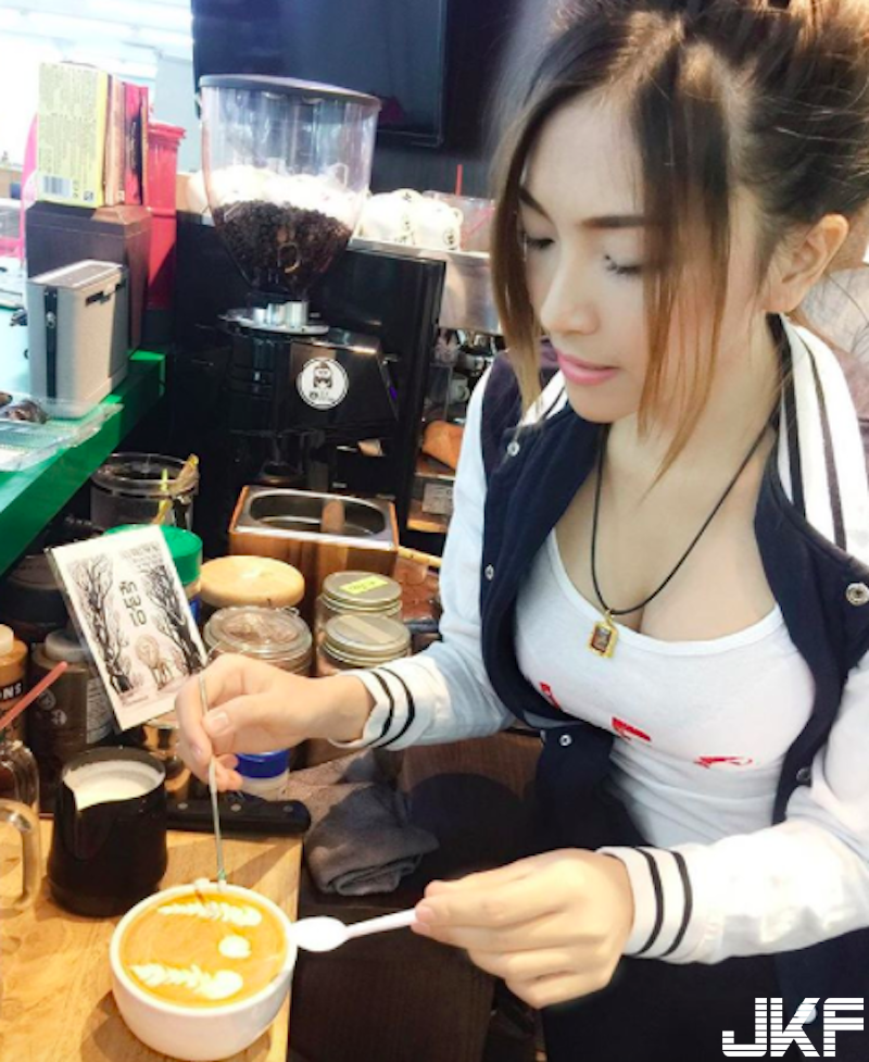 下課後打奶泡！「巨乳蜂腰學生妹」咖啡店「露胸打工」！鮮奶整個溢出來&#8230;